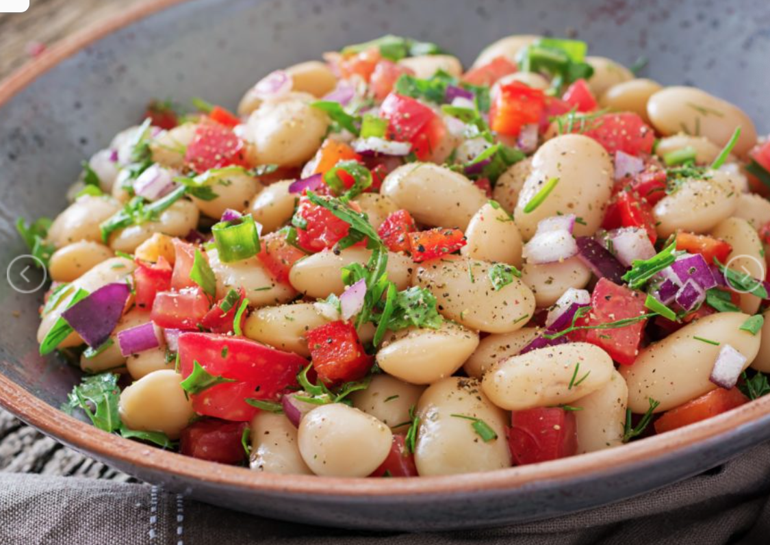 Dorada al horno con berenjena y pimientos mas ensalada de alubias con cebollino